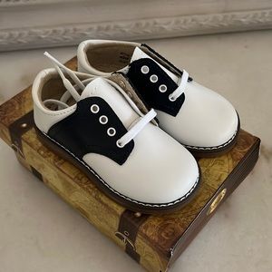 NWT Footmates Cheer Oxford Shoes